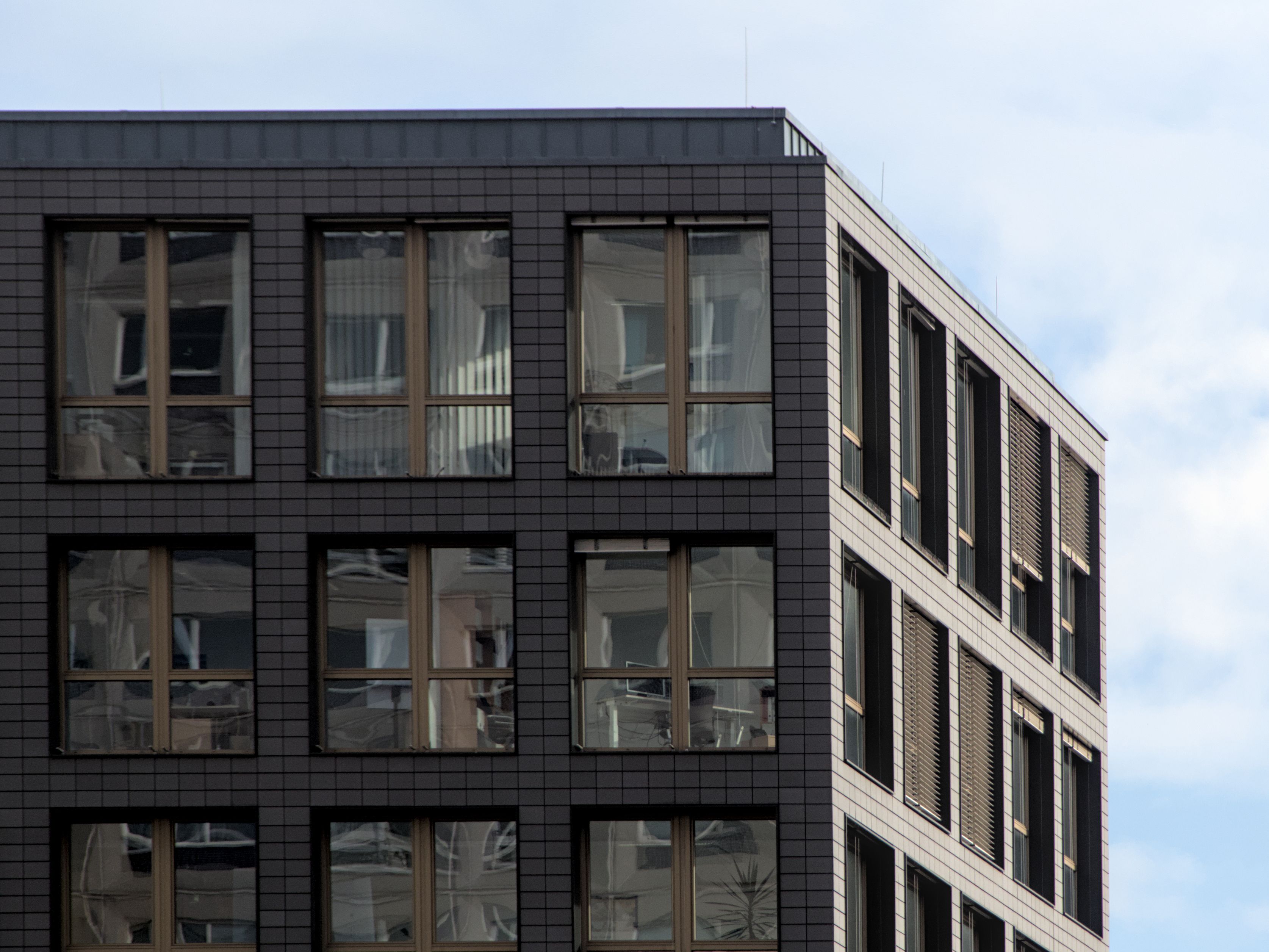 A Guide to Paying for International Real Estate: Methods, Fees, and Timelines