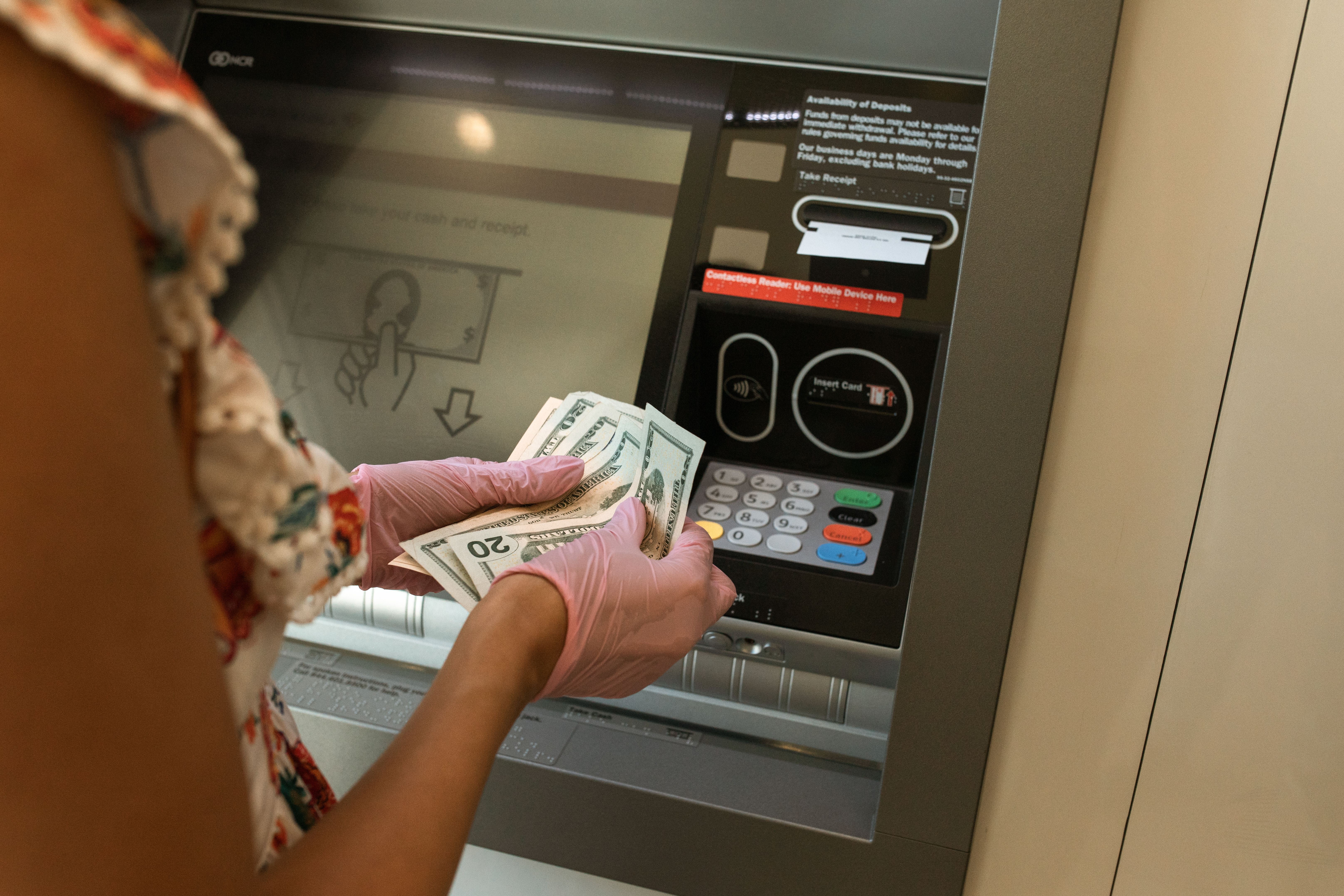 Why Cross Border Transfer Fees Vary Between Banks and Fintech Platforms