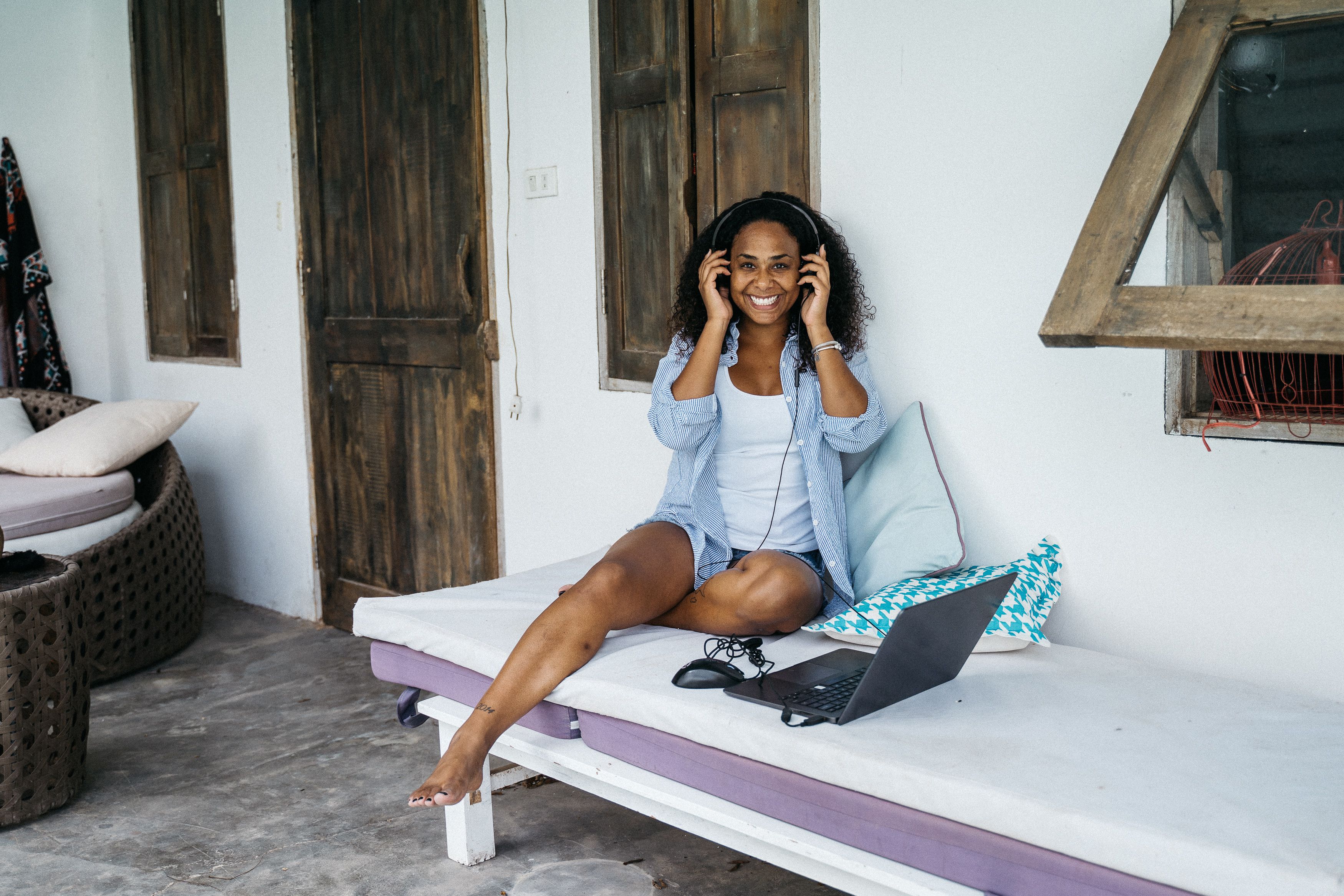 How Digital Nomads Can Manage Payments for Living Expenses Abroad